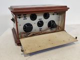 une radio à l'ancienne posée sur une table