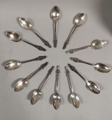 de nombreuses cuillères disposées en cercle sur la table