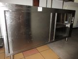 une armoire en acier inoxydable au milieu d'une cuisine