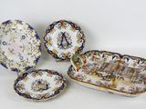 plusieurs types d'assiettes et de bols disposés sur un fond blanc
