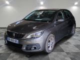 la voiture grise est garée sur un sol en damier dans le garage