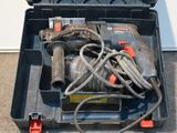 une boîte à outils contenant une perceuse et d'autres outils