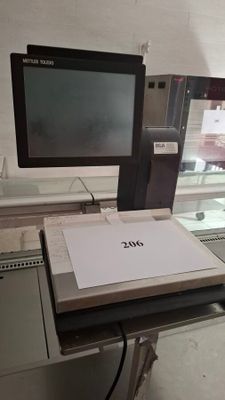 un ordinateur portable posé sur une table devant un écran