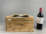 deux bouteilles de vin dans une caisse en bois, à côté d'une bouteille de vin