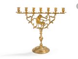 une image représentant une menorah dorée surmontée d'un singe