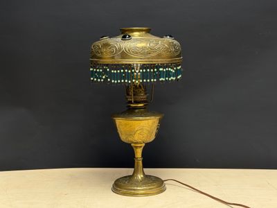 lampe de table en laiton ancien avec un abat-jour en verre perlé vert