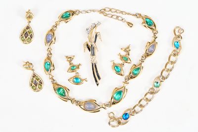 Ensemble composé d'un collier, d'un bracelet, d'une bague et de boucles d'oreilles en or, serti de pierres vertes et bleues