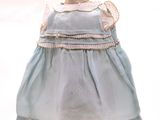 robe bleue posée sur un socle de mannequin, sur fond blanc