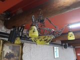 un lustre suspendu au plafond d'un restaurant