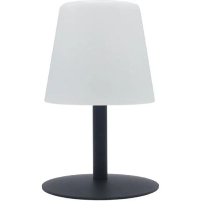 une lampe de table noire surmontée d'un abat-jour blanc
