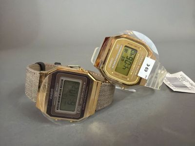 deux montres exposées sur une table