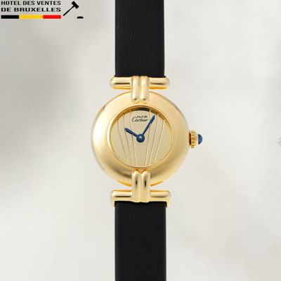 une photo d'une montre-bracelet plaquée or avec un bracelet noir