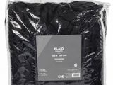 un gros plan sur un sac de litière noire sur fond blanc