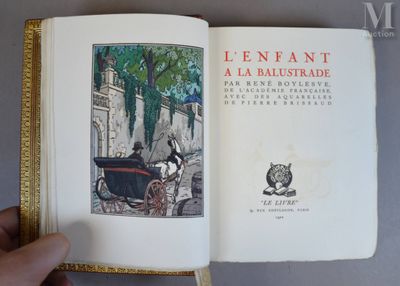 quelqu'un tient un livre ouvert à la page où figure l'image d'une calèche