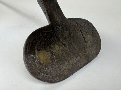 un objet métallique posé sur une surface blanche