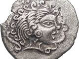 une pièce de monnaie en argent portant un visage de femme