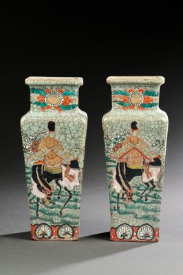 paire de vases chinois représentant un homme à cheval et une femme à cheval