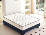 une photo d'un matelas dans une chambre