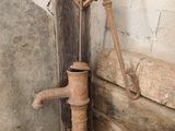 une pompe à eau rouillée dans un coin de la pièce