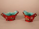 une paire de vases rouges et bleus ornés de motifs floraux