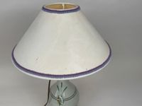 Lampe en porcelaine céladon à décor émaillé de fleurs, la mo… (photo 5)
