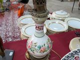 une table sur laquelle se trouvent des assiettes et une lampe