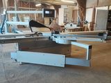 une machine qui découpe un morceau de bois dans un bâtiment