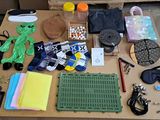 une table sur laquelle se trouvent de nombreux objets, notamment un ours en peluche, un livre et d'autres objets