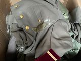 une boîte en carton remplie de vêtements et d'une veste