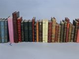 beaucoup de livres alignés sur une table