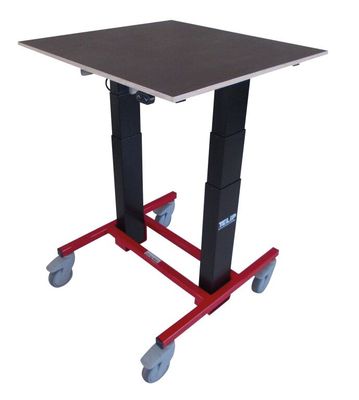 une image représentant une table noire et rouge équipée de roulettes