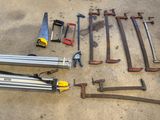 un grand nombre d'outils posés à même le sol