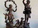 une statue représentant une femme et un chien posée sur une table