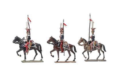 trois figurines représentant des hommes en uniforme à cheval