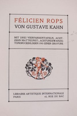 un livre sur la couverture duquel figure la photo d'une femme