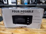 emballage d'un four grille-pain « quatre en un » posé sur une table en bois