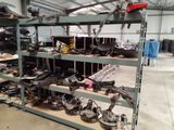 de nombreux types d'outils différents sur les étagères du garage