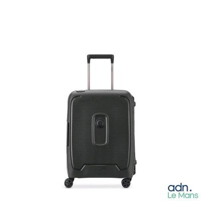 un gros plan d'une valise à roulettes sur fond blanc