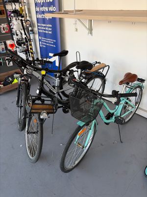 deux vélos garés l'un à côté de l'autre dans un garage