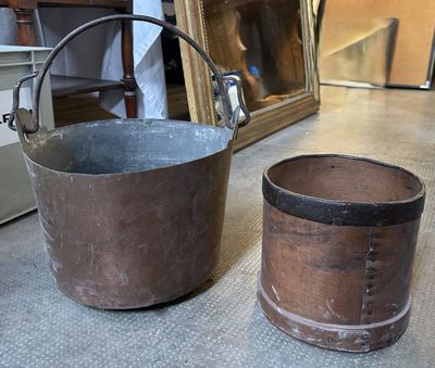 deux seaux posés par terre à côté d'un miroir