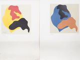 deux tableaux représentant un homme et une femme assis sur un canapé