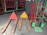 trois palettes et un diable dans un entrepôt