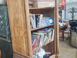 une bibliothèque en bois surmontée d'une horloge