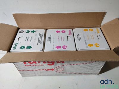 une boîte contenant quatre cartes, posée sur une table