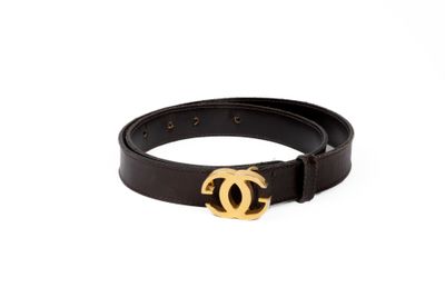 Gros plan sur une ceinture noire avec une boucle dorée