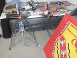 un bureau sur lequel se trouvent un ordinateur portable et une imprimante