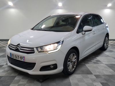 la citrole blanche est garee sur un carrelage en damier