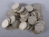 une pile de pièces d'argent sur une table