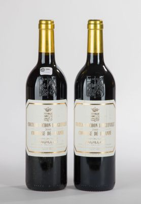 deux bouteilles de vin posées l'une à côté de l'autre sur une table