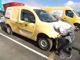 une camionnette jaune qui a été gravement endommagée dans un parking